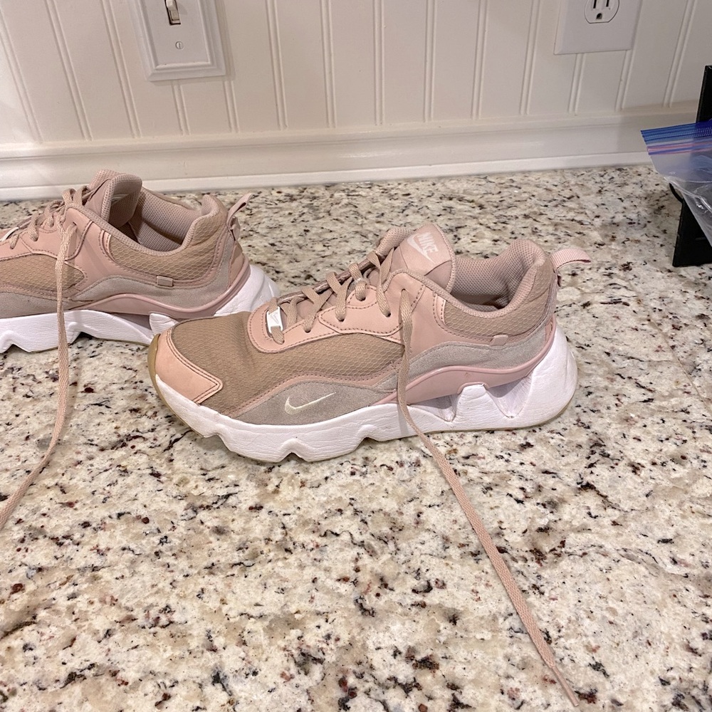 pink nike ryz shoes